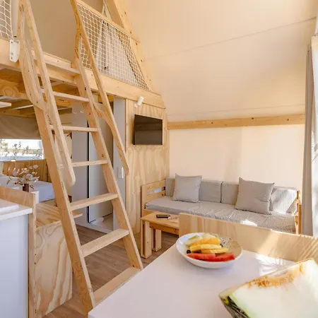 Costa Del Sol Glamping Village مكان تخييم