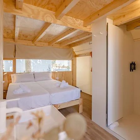 Costa Del Sol Glamping Village 4* فوينخيرولا