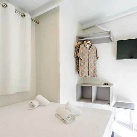 مكان تخييم Costa Del Sol Glamping Village 4*