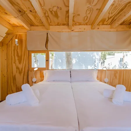 مكان تخييم Costa Del Sol Glamping Village 4*