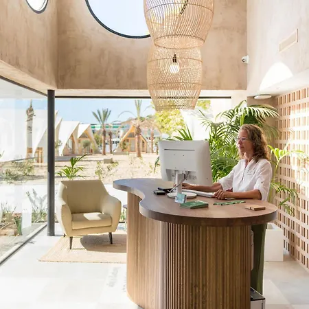 مكان تخييم Costa Del Sol Glamping Village 4*