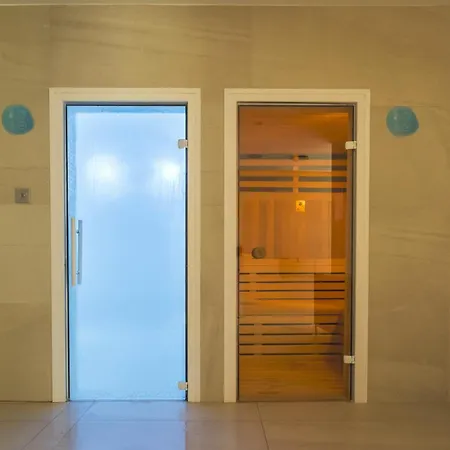 Costa Del Sol Glamping Village 4* فوينخيرولا