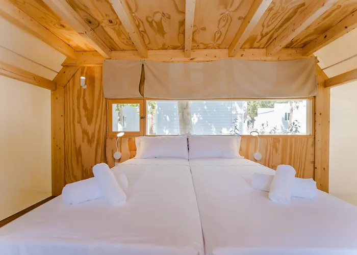 キャンプ場 Costa Del Sol Glamping Village 4*